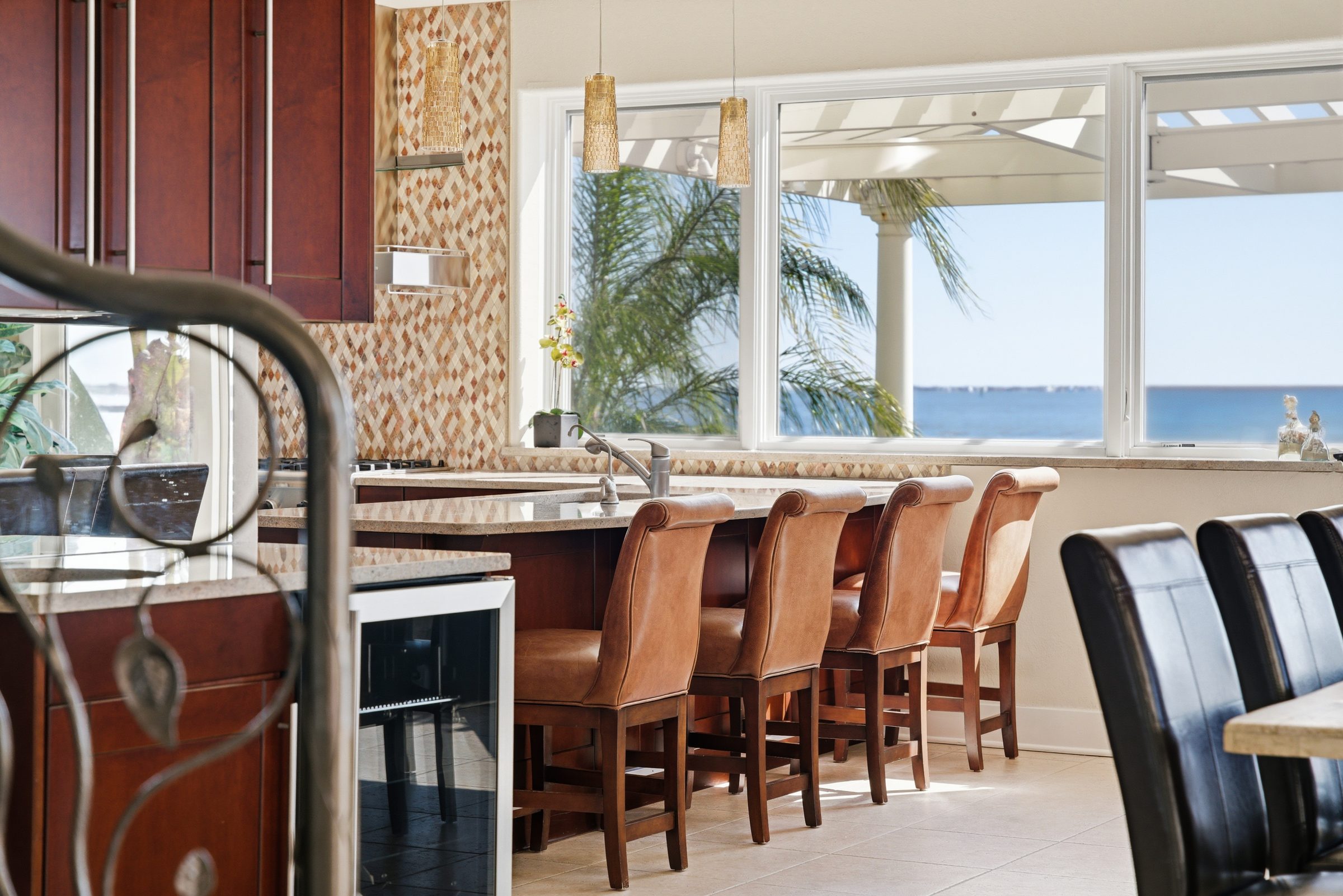 breakfast bar with mosaic tile backsplash
